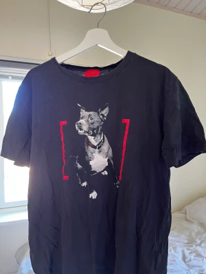 DUPPY - T-shirt med print - XL - T-shirt från Hugo Boss. Nypris 599 kr. Säljer pga av att jag tröttnat på den. Nyskick, knappast använd.