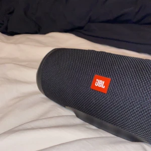 Jbl högtalare - Riktig bra jbl charge 4 högtalare. Säljer eftersom att jag inte använder den. Ny pris är 600kr. Den är vattentät. Funkar perfekt. Hör gärna av er vid intresse!