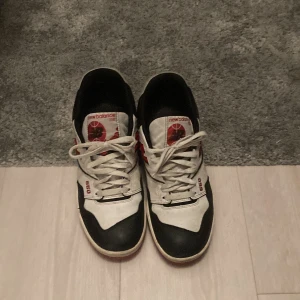 New balance 550 - Perfekta skor till sommarn, skicket ligger på 8/10 går att tvätta noggrannare så är dem en 9/10. Inte så slitna alltså. Säljer dem för 500kr. Ordinarie pris 1500kr