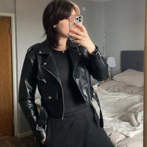 Skinnjacka  - Jättefin kort skinnjacka från bikbok, använd 3 gånger. Jättefint skick!