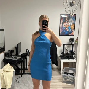 blå stickad klänning - Säljer denna blåa klänning från gina tricot i storlek xs köpt i somras och endast använd en gång. Slutsåld och trendig. skicka för fler bilder. Pris går att diskutera❗️