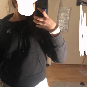 Vicktoria secret zip  - En jätte fin half zip vicktoria secret tröja. Ganska kort modell men är jätte fin. Väldigt bra skick och är inte så använd säljs pga att den ej används. Stl xs. Köptes för 500 typ