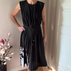 Så fin svart plisserad klänning från H&M!! Super snygg på fest eller likande!! Knappt använd💕