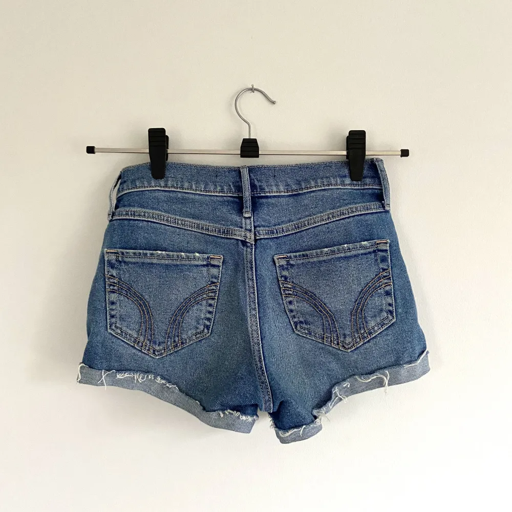 Ett par korta high rise shorts från Hollister. Perfekt till sommaren!  Storlek: w25 Material: 98% bomull, 2% elastan Skick: fint begagnat. Shorts.