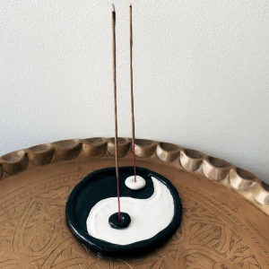 Yin & Yang rökelsehållare - Yin & Yang rökelsehållare, handgjord i lera. 💜 Finns även på Instagram: belong2uonly  