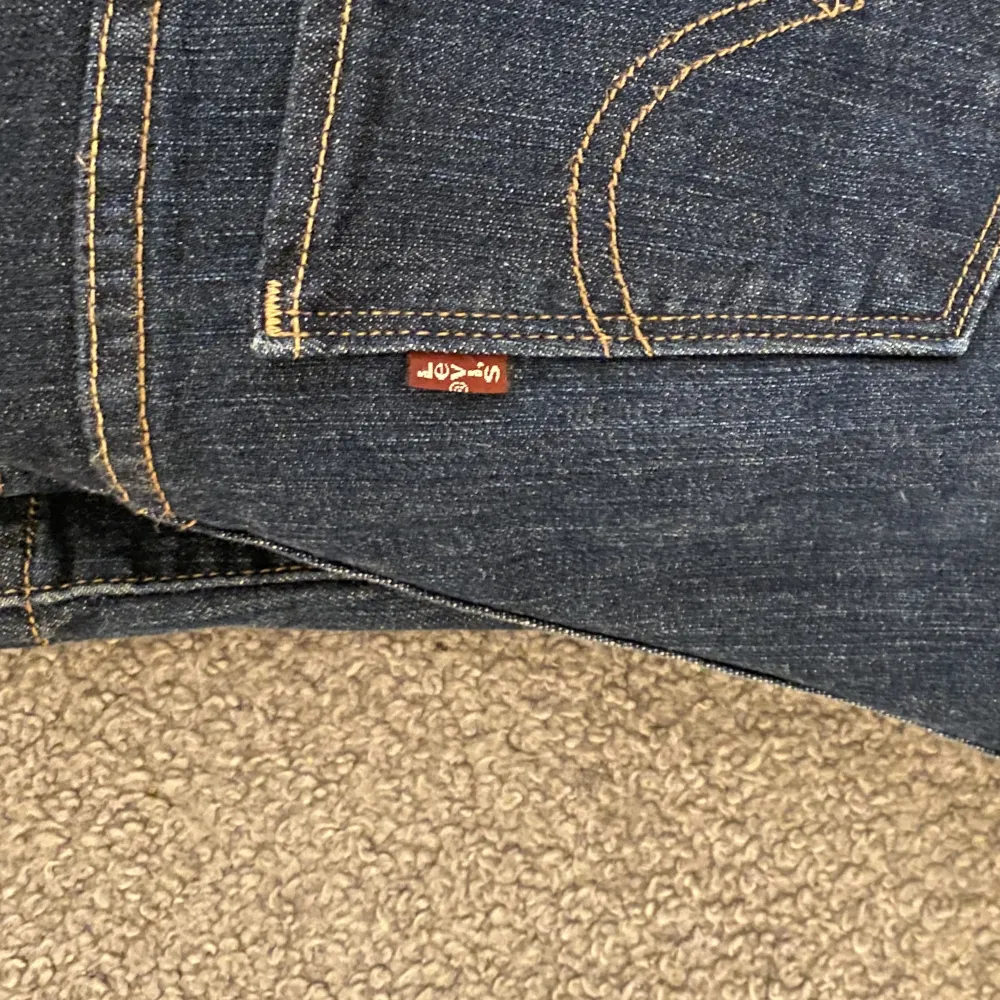 Säljer dessa Levis jeans i modell 515, som är ett par low waist bootcut jeans. De är i storlek 36. Hör av er för fler bilder. . Jeans & Byxor.