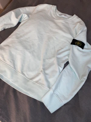 Stone island sweatshirt  - Säljer den för att jag ska köpa andra kläder. Färgen är ljus ljus turkos. Den är använd ca 10 ggr så den är som ny.  Köpt på Johnells kvitto finns