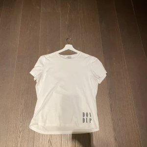 Dondup t shirt  - En fin diskret men väldigt skön dondup t shirt köpt på nk Classic  Skick 10/10