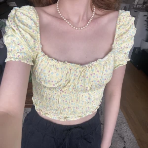 Zara pastell topp - Frakt: 29kr via ”köp nu” annars 45kr via Swish 🥰 Super gullig tröja från Zara i silkesmaterial. Fyrkantig halsringning och väldigt stretchig. Ja har aldrig använt den bara testat så i helt nyskick, säljer då ja har för många toppar. 