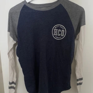 Hollister långärmad  - Hollister långärmad tröja, bra skick. Pris går att diskuteras och ni kan få mer bilder vid begäran! Storlek XS. 