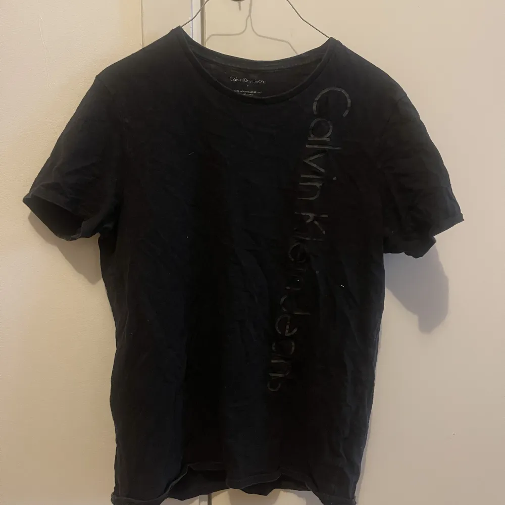 En gammal T-shirt från Calvin Klein i storlek S. . T-shirts.