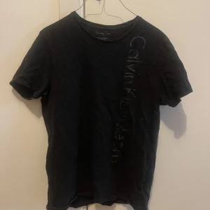 T-shirt Calvin Klein - En gammal T-shirt från Calvin Klein i storlek S. 