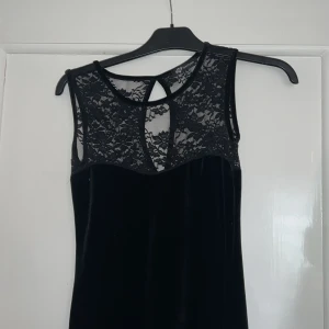 Svart klänning med spets - En svart klänning med spets upptill och även med en liten öppning i ryggen. Skulle säga att det är en Midi längd och har inga defekter. Om fler bilder önskas eller om frågor uppstår är det bara att skicka DM. Använd gärna köp nu eller föreslå pris😊