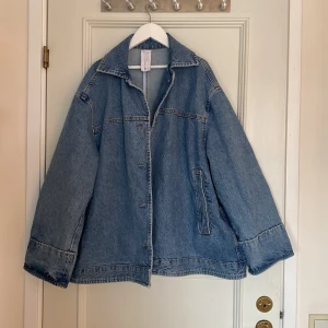 Superfin jeansjacka❤️ - Säljer nu min fina fina jeansjacka från Carin Wester, då den inte kommit till användning🧡Den är i storlek 36, men jag skulle säga att den även funkar för storlekarna 34-42!!🤩köpt förra året för 699kr och är helt slutsåld, säljer därför den för 449kr🧡🧡