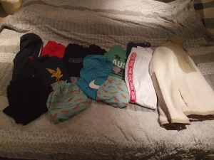 Klädpaket strl S - Klädpaket i strl S Olika märkta strl men uppskattad strl är S Även en vit skjort av märket Elton är med men ej på bild