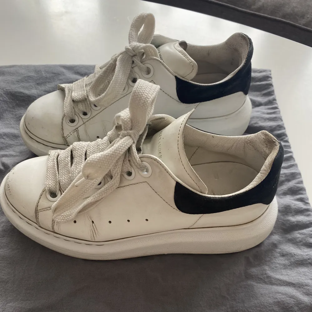 säljer mina älskade Alexander McQueen sneakers i storlek 36. Lite slitna som syns på bilderna, men inget som syns på långt håll. Pris kan diskuteras vid snabb affär. Skor.