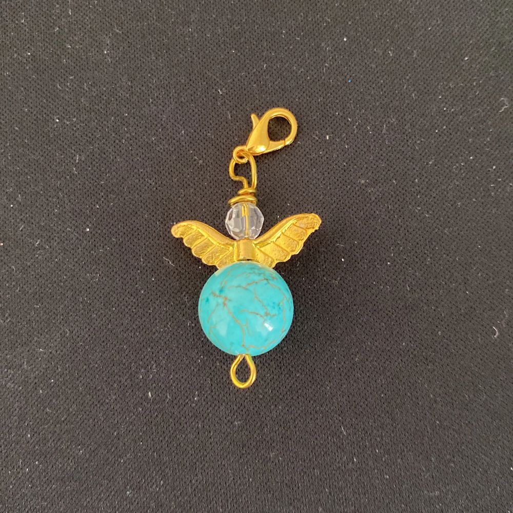 Ett jätte gulligt halsbandshänge i form av en ängel med guldetaljer och turkos 💕💕 helt nytt skick och inga skador ✨. Accessoarer.
