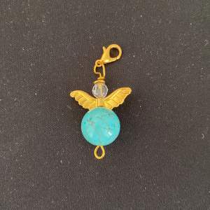 Ett jätte gulligt halsbandshänge i form av en ängel med guldetaljer och turkos 💕💕 helt nytt skick och inga skador ✨