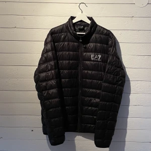 EA7 Jacka - Svart EA7 dunjacka. Storlek XL