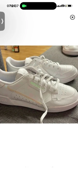 Adidas sneakers  - Ett par sneakers som aldrig har kommit till användning. Köpt för 1500kr. 