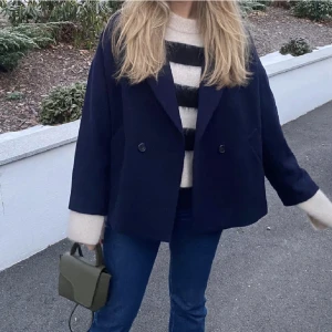 Blå Kappa  - Säljer denna ur snygga kappan från Lindex!❤️‍🔥 jätte populär och perfekt nu till våren💫❤️‍🔥🥰jag köpte den är 1000 kr och den är i nyskick! Den är i stolek M men sitter bra på mig som vanligt vis är en xs s!❣️🙌(lånade bilder)🥰