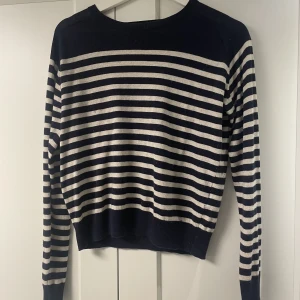 Zara randig tröja - Mörkblå och vit randig stickad tröja från zara som tyvärr aldrig kommer til användning💕Använd gärna köp nu funktionen 🥰🥰