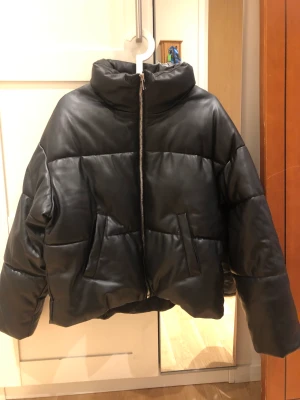 Kit puffer jacket - Helt ny kit puffer jacket från Gina nypris 799kr st S   Kan gå ner i pris vid snabb affär 