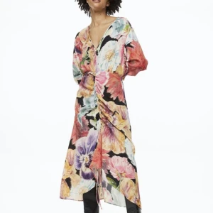 Populär h&m klänning NY! - Ny med tags! Slutsåld. Storleksenlig xs. 100% viskos så den är sval och skön! 