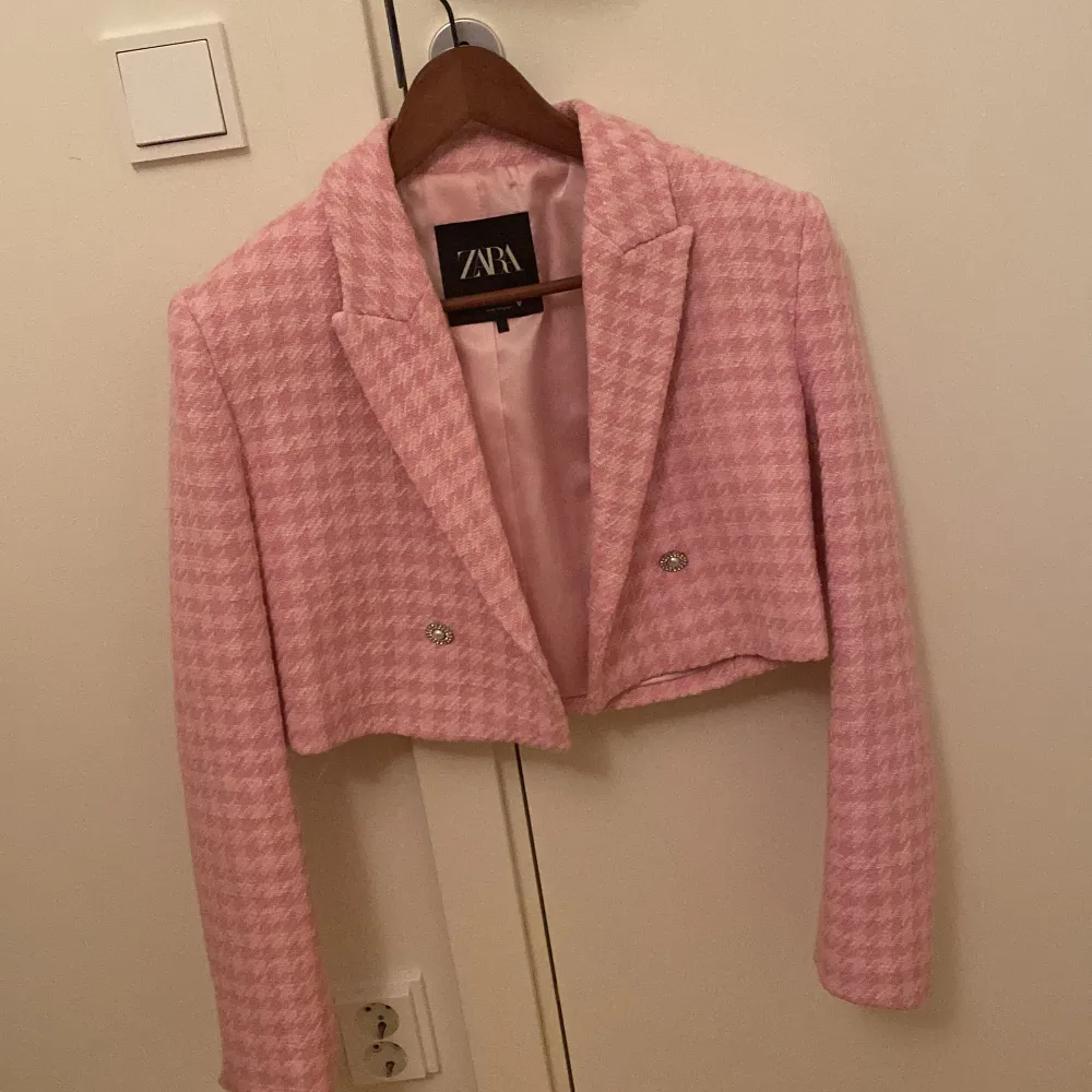 Säljer min fina rosa cropped blazer från zara. Den är köpt för ett år sen och är endast använd 2 gånger. Den är jätte fin men den är inte riktigt min stil då jag endast köpte den till en specifik födelsedags tema. Og pris: 559kr Säljer för 270kr. Jackor.
