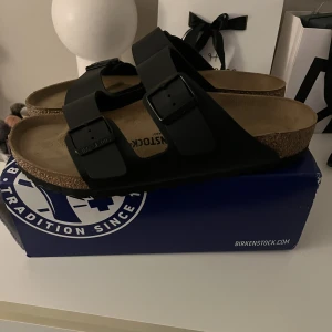 Nya Birkenstock arizona - Säljer dessa helt nya och oanvända Birkenstock Arizona herr i storlek 43, säljer p.g.a. Att de var för stora, nypris ca 1000kr💙