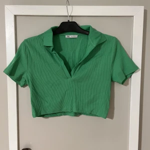 Grön topp - Klargrön ribbad crop top. Färgen stämmer bäst överens med de två första  bilderna. Använd 1 gång.