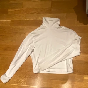 Basis vit Turtleneck - Vit turtleneck som inte kommer till användning längre. Cropped och köpt i 2021. Storlek L men passar en M. Köpt från hm.