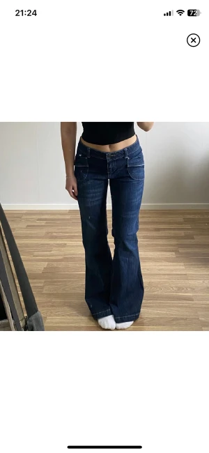 Lågmidjade jeans - Supersnygga low/midwaist flare jeans, bara prövat dom 1 gång men dom passade inte mig så därför måste jag tyvärr sälja dom. Midja: ca 85cm. Innerbenet: 82cm. Tjejen innan har sytt in vid midjan men de går enkelt att sprätta upp😊Bilderna från förra ägaren.