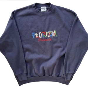 Vintage sweetshirt  - Säljer denna fina Lee Florida vintage sweetshirt i mycket bra skick! Storlek Large men sitter som M