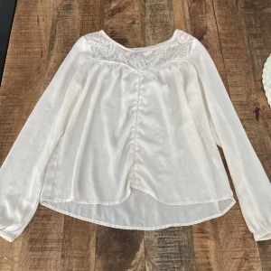 Vit blus - En jätte fin blus men den är för stor för mig. Passar i många saker och är perfekt på en sommarkväll. Den är blommig längst upp.