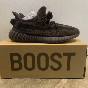 Yeezy 350 V2 Cinder - Säljer nu min fina Yeezy Cinder då de inte kommit till användning. Kvitto finns Storlek 41 1/3 Det är bara att skriv om du har frågor eller vill se fler bilder  Kan skickas om så önskas