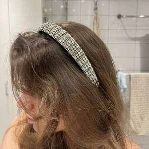 Glittrigt hårband - Ett tjockare hårband/diadem. Stora och små stenar på och sammet på insidan. Gör inte ont bakom öron osv, kan bäras flera timmar utan problem.