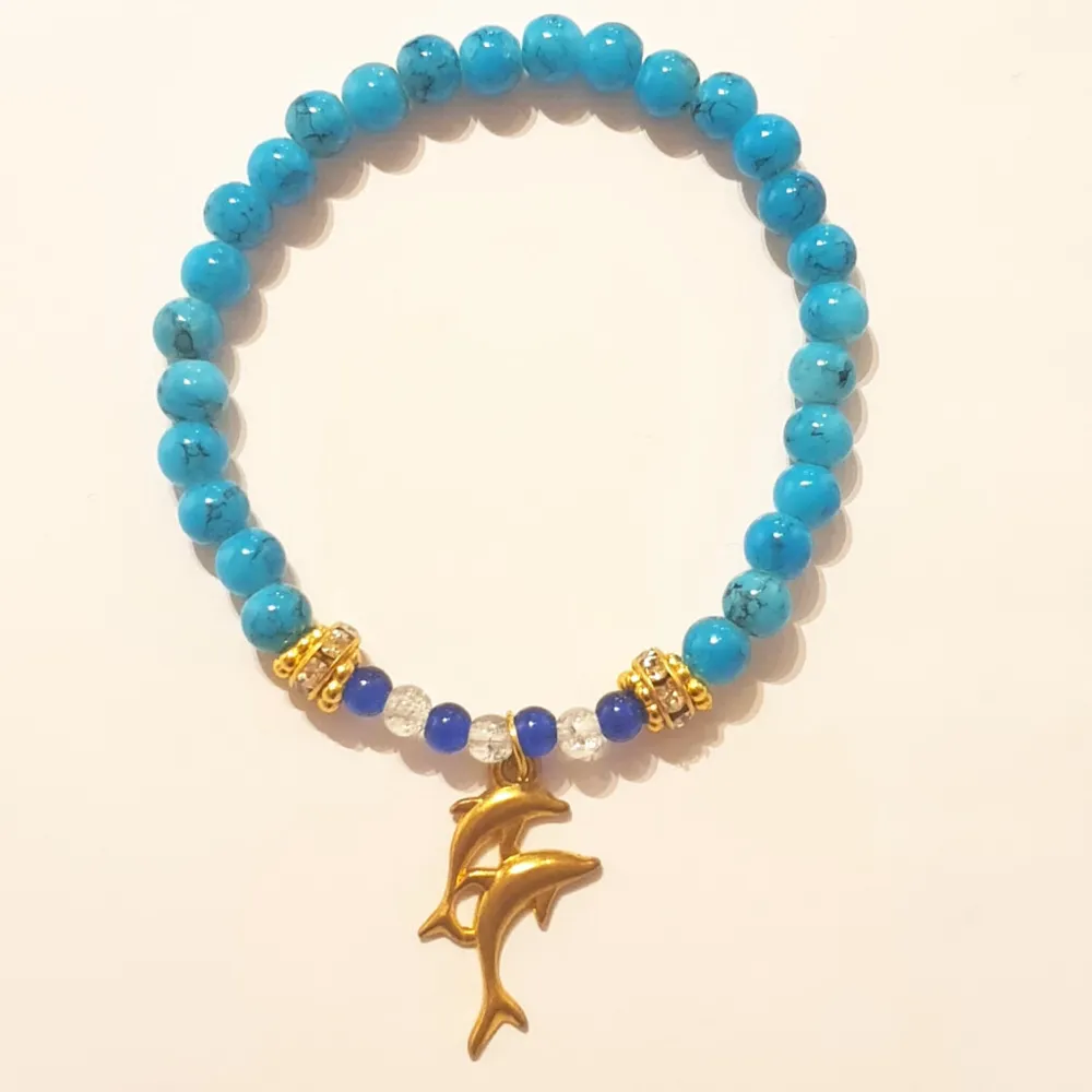Vackert blått armband med delfun berlock. Ger en sommarkänsla av hav och klarblå himmel. Mycket fint som present eller något du själv kan unna dig med!. Accessoarer.