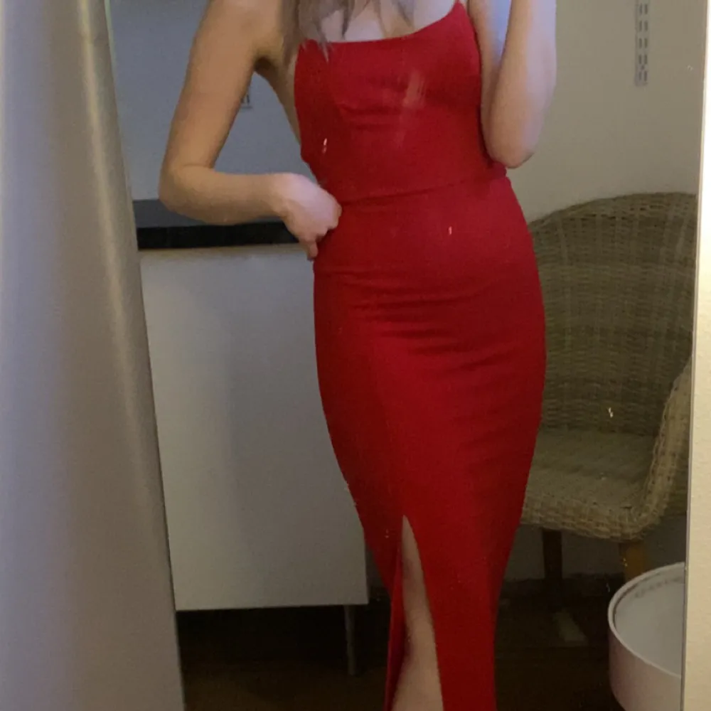 Fin lång röd klänning, går att använda till både fest och bal. Tveka inte att skriva för fler bilder eller frågor. Storleken är 32/xxs men passar mig som brukar ha xs/s. Klänningar.