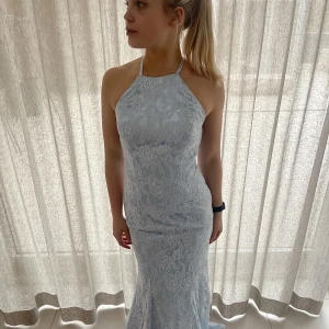 Balklänning  - Säljer denna fina klänning som kommer från Hebeos, helt oanvänd & perfekt till balen!! Formar kroppen väldigt smickrande, Skicka för fler bilder🥰 