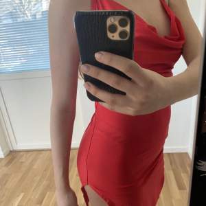 Superfin röd oanvänd klännning. Perfekt till fest❤️skriv för fler bilder