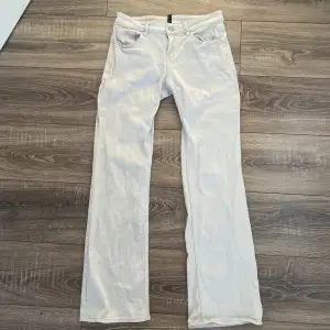 Mid/lowrise jeans från hm! Köpta i somras 💗 Strl 38 🙌  På höger baksida ben finns små fläckar, dock inget jag märkt förens nu när jag tittade noga 💗 