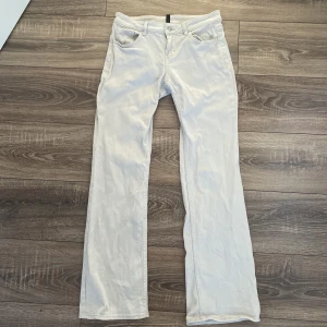 Midrise/lowrise jeans!  - Mid/lowrise jeans från hm! Köpta i somras 💗 Strl 38 🙌  På höger baksida ben finns små fläckar, dock inget jag märkt förens nu när jag tittade noga 💗 