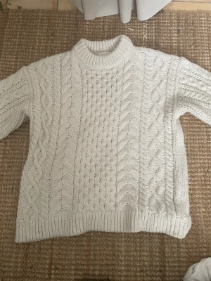 Stickad tröja - Säljer denna vita stickade tröjan från h&m. Den är i bra skick förutom att den har blivit lite urtvättad, men inget som märks så mycket. Säljer då den inte längre kommer till användning ❤️