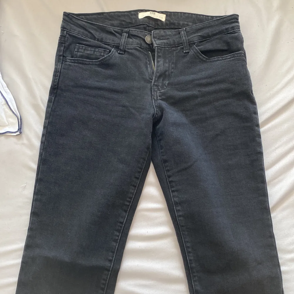 Snygga svarta str low waist jeans 😍 (användna). Jeans & Byxor.