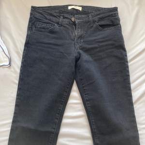 Snygga svarta str low waist jeans 😍 (användna)