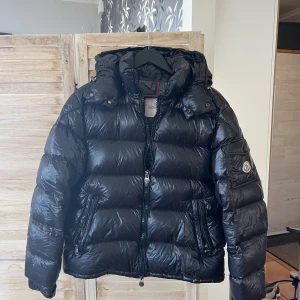 Moncler maya jacka - En fin moncler maya jacka som är använd en vinter. Den är i storlek 3 som motsvarar en M. Jackan har tyvär två små hål ( bilder skickas privat, hålen är inget man lägger märke till när man har på sig den ), där av går pris att diskutera. Kvitto osv finns.