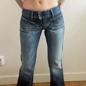 Säljer dess sjukt snygga helt oanvända diesel jeans (med prislapp). Jeansen är lågmidjade och bootcut/straight. Dessutom så har dom extremt snygga och trendiga fickor på framsidan.❤️