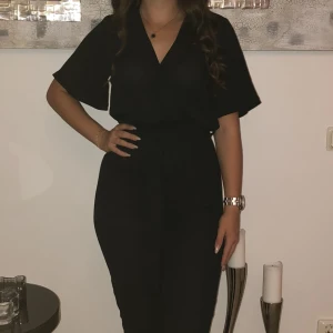 Jumpsuit  - Skön luftig jumpsuit med snörning vid midjan! 