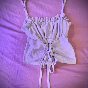 Korea top - Säljer den här toppen jag köpte i Korea som inte kommer till användning. Toppen är grå men syns inte jätte bra på bilden. Frakten ligger på 45kr 💕